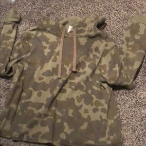 Camo cropped hoodie